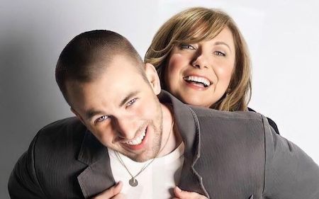 Chris Evans had an on and off relationship with Minka Kelly.